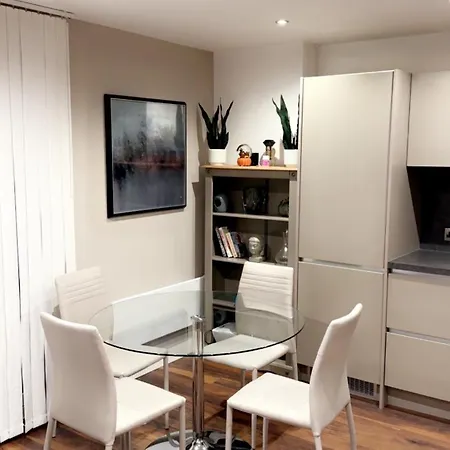 Cozy 2- Bed Apartment In The City Centre-3
