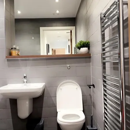 Cozy 2- Bed Apartment In The City Centre-2